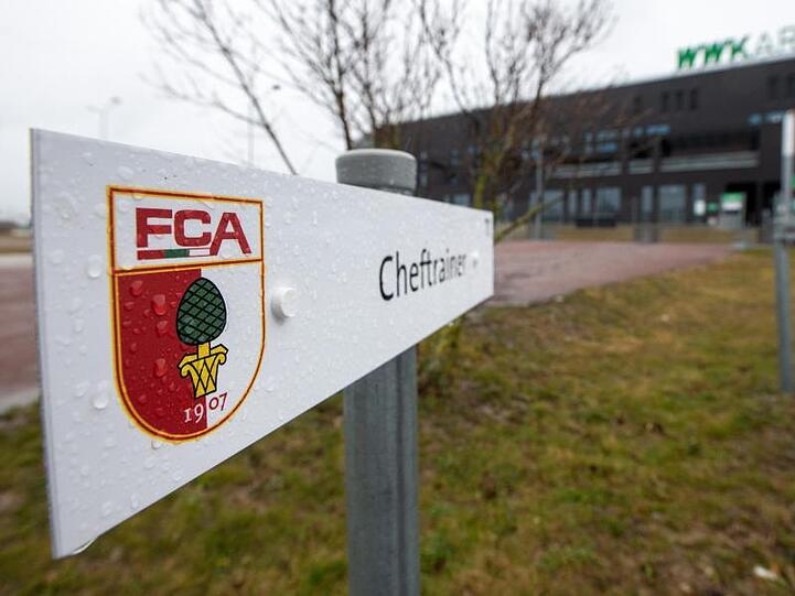 Schild vor der WWK-Arena. Foto: Stefan Puchner/dpa