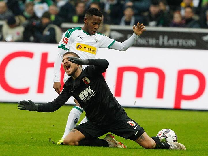 Die Gladbacher um Ibrahima Traore (l) besiegten Augsburg und sind mindestens für einen Tag Zweiter.