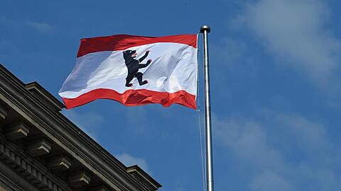 Die rot-weisse Flagge der Stadt mit dem Berliner Bären weht auf dem Dach des Abgeordnetenhauses.