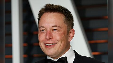 Elon Musk spendiert einigen Promis einen blauen Twitter-Haken.