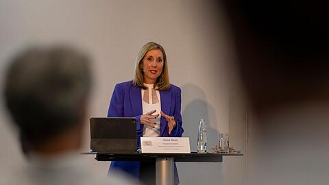 Kultusministerin Anna Stolz sagt, das Kreuz stehe für "Menschenwürde, Toleranz und Nächstenliebe".