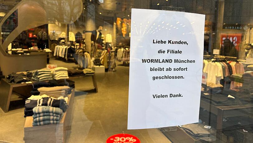 An der Fensterscheibe des Herrenausstatters Wormland am Marienplatz werden die Kunden &uuml;ber die Schlie&szlig;ung informiert.