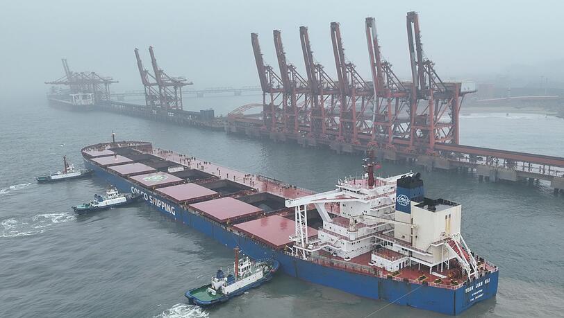 Ein Schiff mit brasilianischem Eisenerz legt im Hafen von Tangsahn an. Chinas Konkuntur hat im April Schwung verloren.