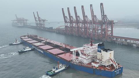 Ein Schiff mit brasilianischem Eisenerz legt im Hafen von Tangsahn an. Chinas Konkuntur hat im April Schwung verloren.