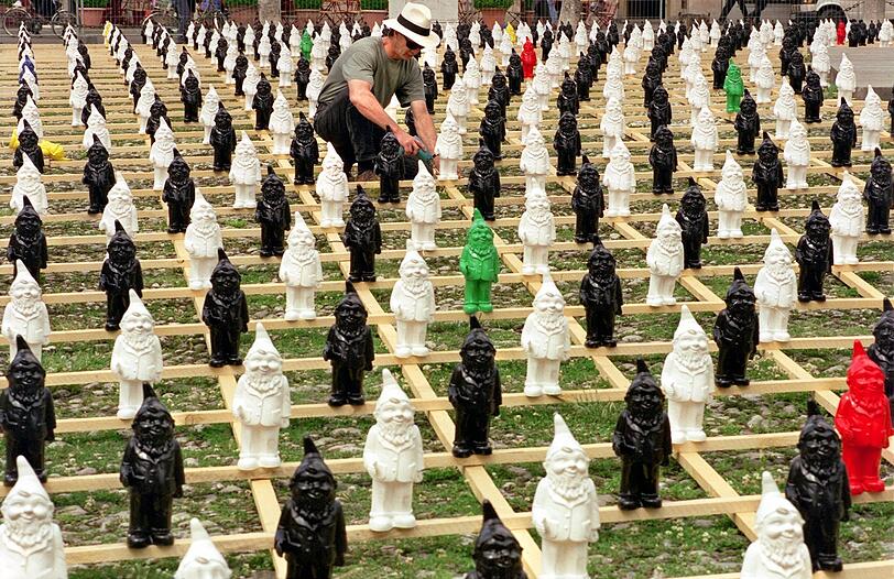 Inmitten seiner 4000 Gartenzwerge legte der K&uuml;nstler Ottmar H&ouml;rl 1998 vor dem M&uuml;nchner Nationaltheater letzte Hand an seine Kunstinstallation "Welcome".