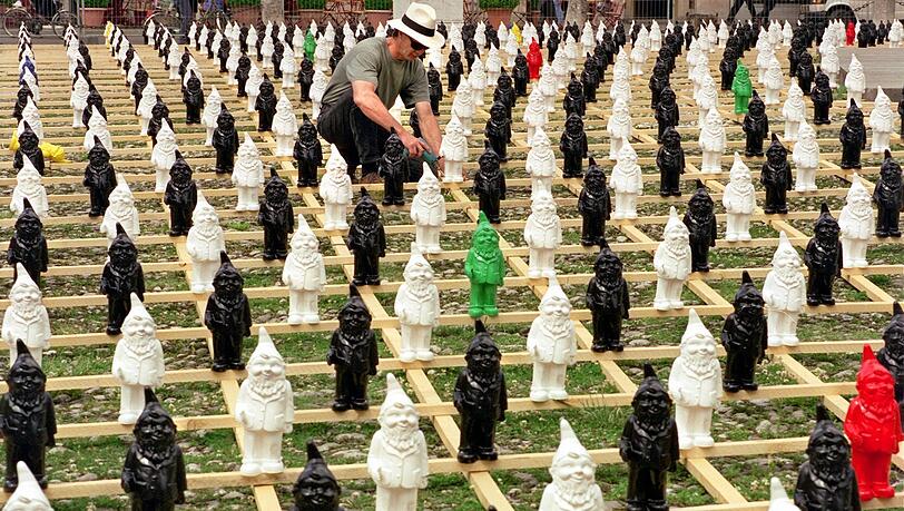 Inmitten seiner 4000 Gartenzwerge legte der K&uuml;nstler Ottmar H&ouml;rl 1998 vor dem M&uuml;nchner Nationaltheater letzte Hand an seine Kunstinstallation "Welcome".