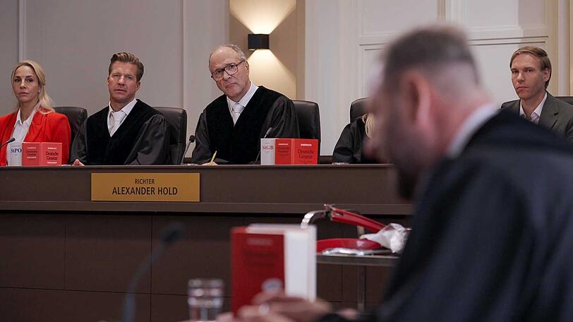 Einige der Kollegen von damals sind wieder dabei, wenn Richter Alexander Hold (Mitte) 50 neue Fälle verhandelt. Einige der Kollegen von damals sind wieder dabei, wenn Richter Alexander Hold (Mitte) 50 neue Fälle verhandelt.
