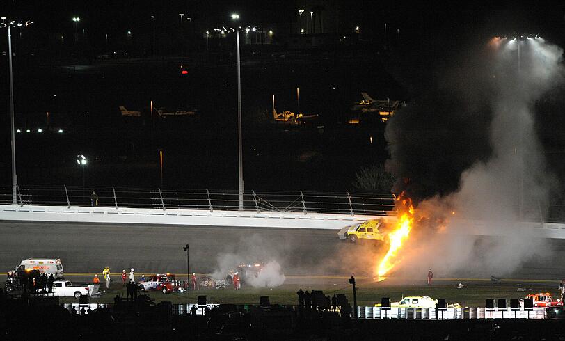 Spektakulärer Feuerunfall von Juan Pablo Montoya in Daytona. Der ehemalige Formel-1-Pilot war mit einem Safety-Car kollidiert, das in Flammen aufging. Die Bilder vom Crash.