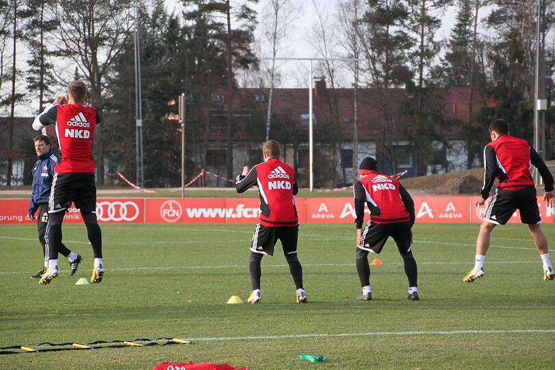 Dehn- und Kraftübungen mit Athletik-Trainer Markus Zidek.