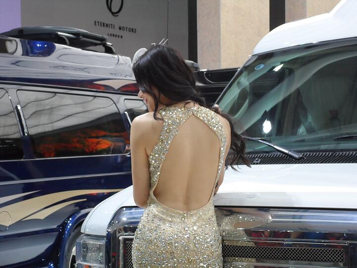 Schöne Frauen an neuen Autos: Eine nach wie vor unschlagbar attraktive Kombination - auch in Shanghai.