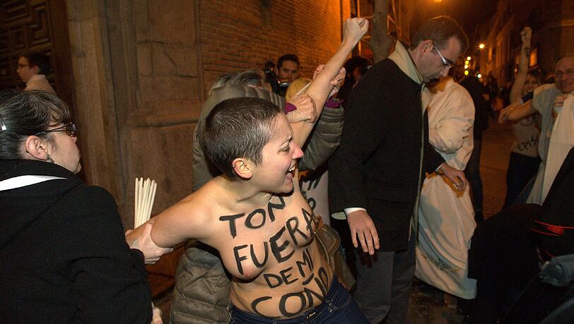 Nackter Protest: Femen-Aktivistinnen demonstrieren gegen den spanischen Bischof Maria Rouco Varela.