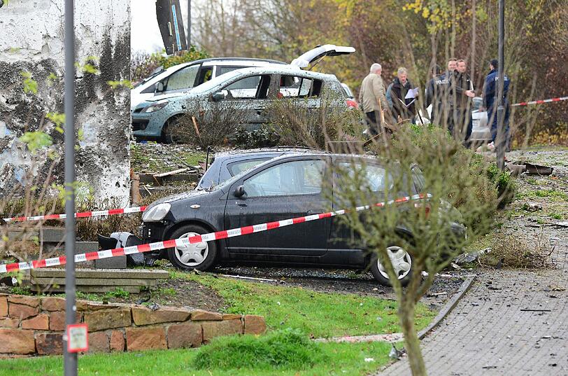 Nach der Explosion untersuchen Experten des LKA die Unglücksstelle.