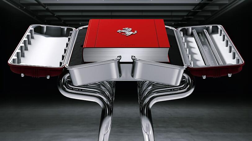 Hingucker-Präsentation: "Ferrari" Art Edition (Exemplare Nr. 1&ndash;250), mit einem "Ferrari" Buchständer von Marc Newson, signiert von Piero Ferrari, Sergio Marchionne und John Elkann, kostet. 25.000 Euro.
