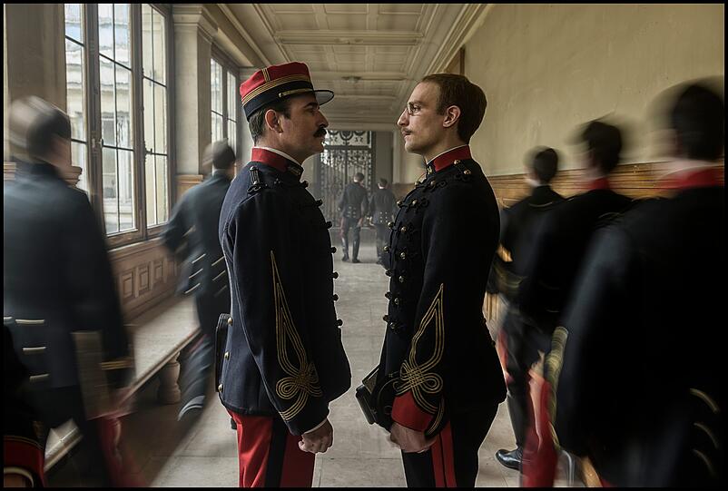 Jean Dujardin (links) als Marie-Georges Picquart, Louis Garrel als Hauptmann Alfred Dreyfus in &bdquo;J'accuse&ldquo;.
