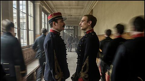 Jean Dujardin (links) als Marie-Georges Picquart, Louis Garrel als Hauptmann Alfred Dreyfus in &bdquo;J'accuse&ldquo;.