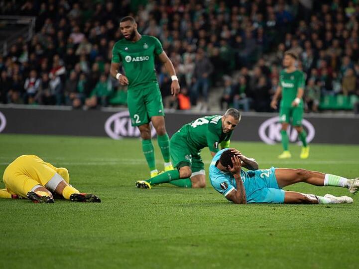 Wolfsburgs Lukas Nmecha (r) war mit St. Etiennes Torwart Jessy Moulin zusammengeprallt.