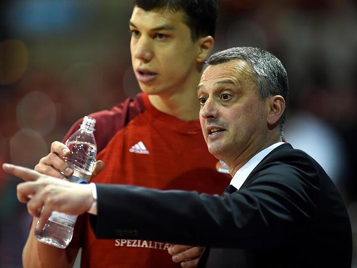 Trainer Dejan Radonjic (r) spricht vor Spielbeginn mit Vladimir Lucic. Foto: Andreas Gebert/Archiv