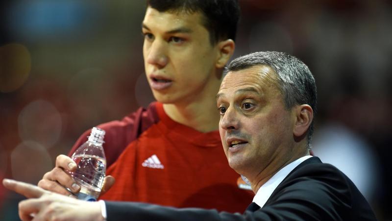 Trainer Dejan Radonjic (r) spricht vor Spielbeginn mit Vladimir Lucic. Foto: Andreas Gebert/Archiv Trainer Dejan Radonjic (r) spricht vor Spielbeginn mit Vladimir Lucic. Foto: Andreas Gebert/Archiv