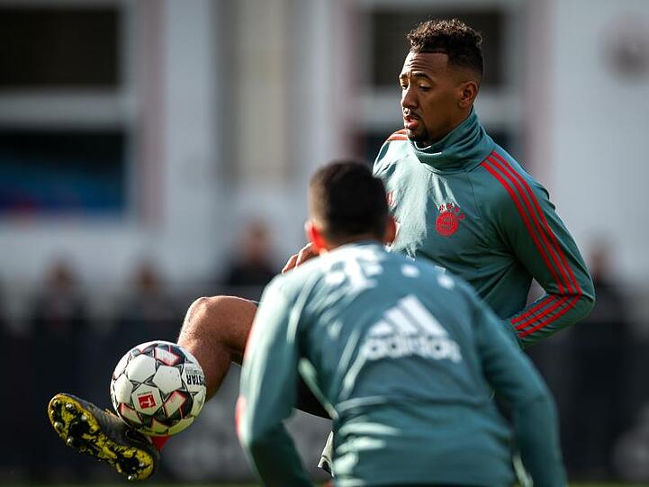 Jérôme Boateng (hinten) beim Training des FC Bayern München. Foto: Sina Schuldt/Archivbild