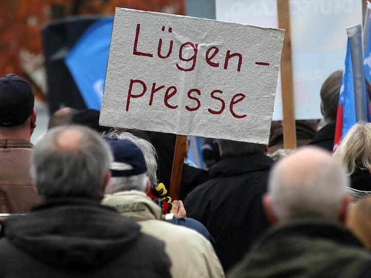 AfD-Anhänger demonstrieren in Rostock gegen die deutsche Asylpolitik - und gegen die "Lügenpresse".