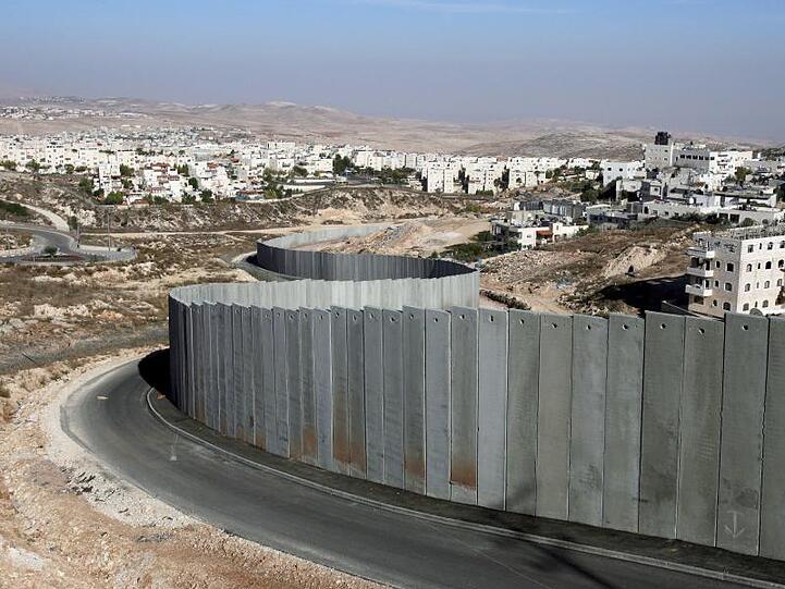 Eine hohe Mauer trennt jüdisches und palestinensisches Gebiet im Westjordanland nördlich von Jerusalem.