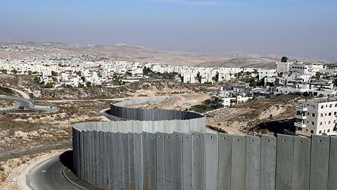 Eine hohe Mauer trennt jüdisches und palestinensisches Gebiet im Westjordanland nördlich von Jerusalem.