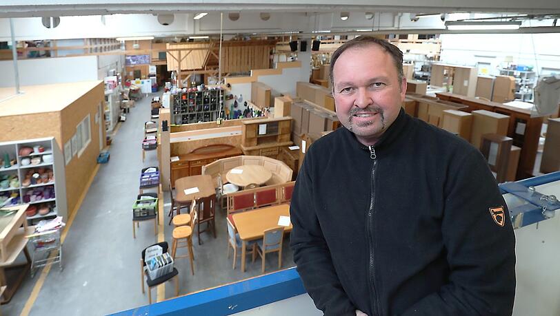 Jan Ritzer in der leeren Verkaufshalle. Jan Ritzer in der leeren Verkaufshalle.