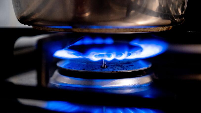 Eine Gasflamme brennt auf einem Küchenherd.