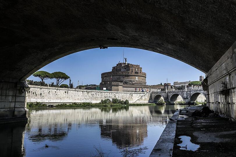 Am Tiber muss es in antiken Zeiten unfassbar gestunken haben. Hier sieht man im Hintergrund die Engelsburg, die 139 als Grabst&auml;tte f&uuml;r den ein Jahr zuvor verstorbenen Kaiser Hadrian fertiggestellt wurde.