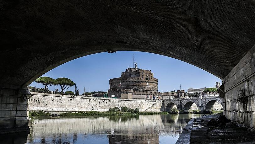 Am Tiber muss es in antiken Zeiten unfassbar gestunken haben. Hier sieht man im Hintergrund die Engelsburg, die 139 als Grabst&auml;tte f&uuml;r den ein Jahr zuvor verstorbenen Kaiser Hadrian fertiggestellt wurde.