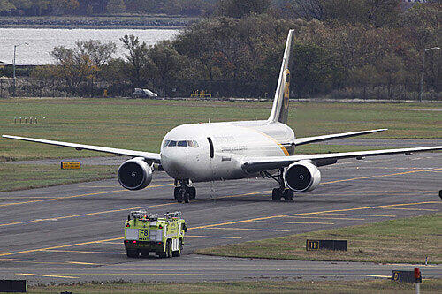 Das Flugzeug auf dem Flughafen in Philadelphia auf Bomben untersucht