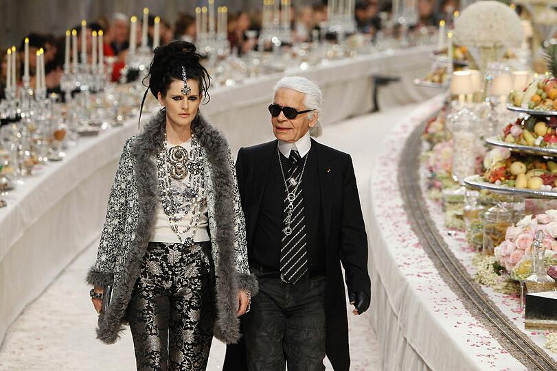 Models aus einer anderen Welt: Karl Lagerfeld hat am Dienstag seine neue &bdquo;Chanel Métiers d&rsquo;Art&ldquo;-Kollektion in Paris präsentiert - hier gibt's die besten Bilder.