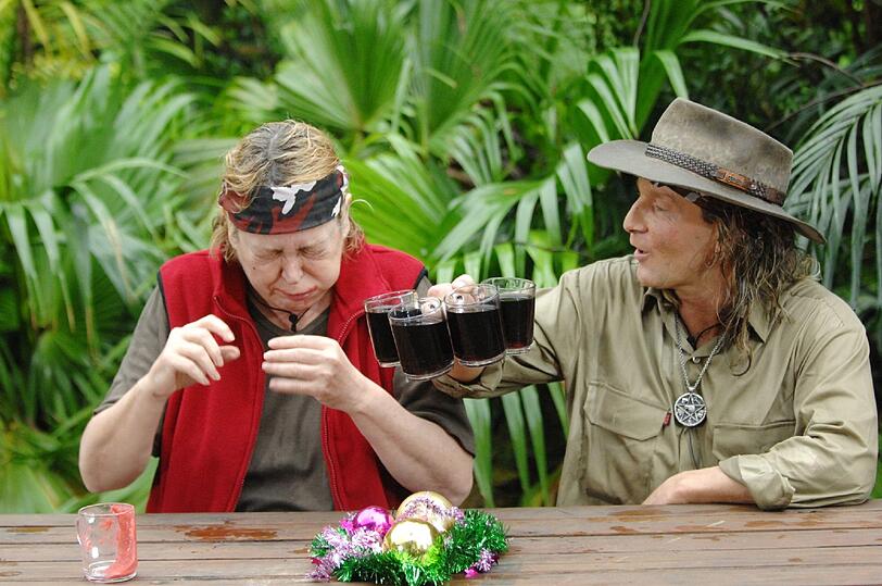Als erstes gibt es eine Runde &bdquo;Glühwein&ldquo; für Ramona: eine heiße Tasse pürierte Käsefrucht (auch Kotzfrucht genannt). Unbeirrt setzt Ramona das Glas an, doch der Inhalt stinkt gewaltig!