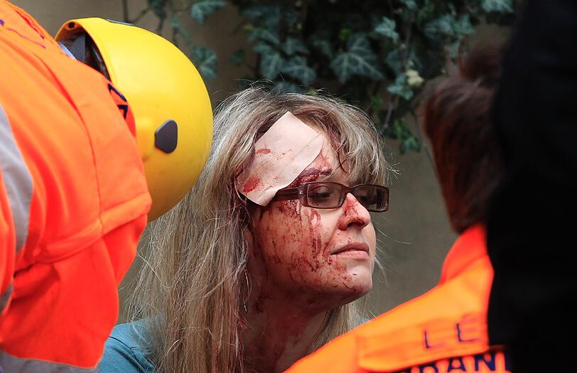 Eine Explosion erschüttert die City von Prag: Eine Frau wird von Hilfskräften verarztet