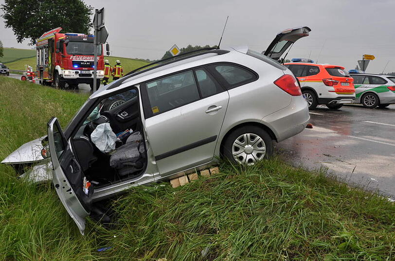 Beide Wracks landeten im Straßengraben.