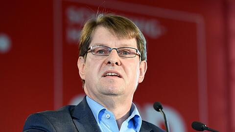SPD-Vize Ralf Stegner: "Wer das Spiel der Populisten spielt, begibt sich in ein Gebiet, das mit großen Gefahren für uns alle verbunden ist." Foto: Carsten Rehder/Archiv