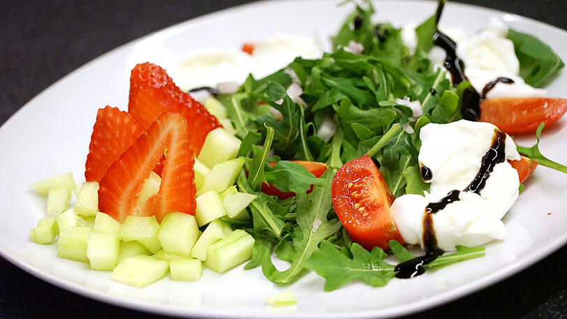 Erdbeeren, Gurke, Tomate, Rucola und Käse: Einfach gut!