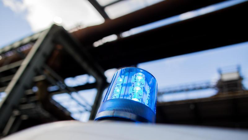 Ein Polizeifahrzeug mit Blaulicht auf dem Dach. Foto: Rolf Vennenbernd/dpa/Symbolbild Ein Polizeifahrzeug mit Blaulicht auf dem Dach. Foto: Rolf Vennenbernd/dpa/Symbolbild