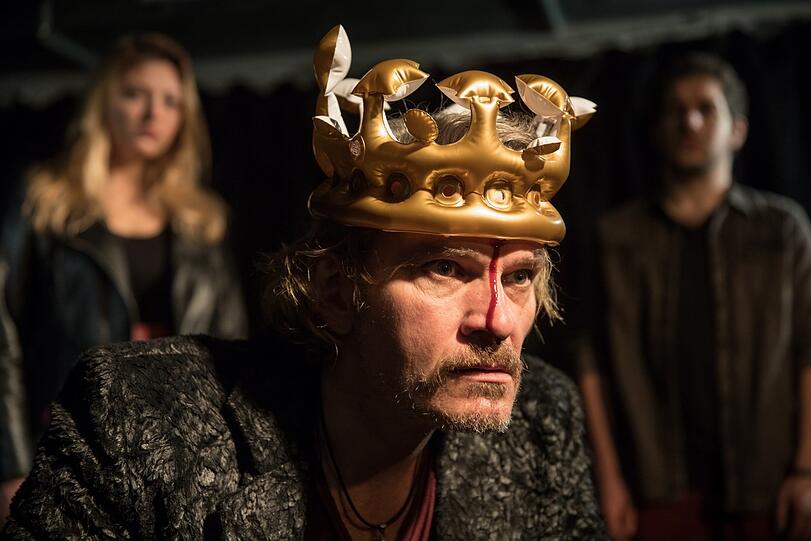 Aufgeblasen ist schon mal die Krone von Götz Otto als Richard III. Und was sonst noch, wird man im intimen Hofspielhaus sehen.