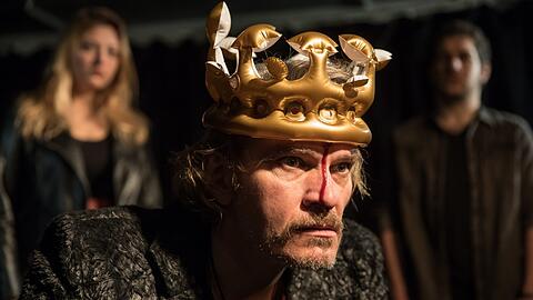 Aufgeblasen ist schon mal die Krone von Götz Otto als Richard III. Und was sonst noch, wird man im intimen Hofspielhaus sehen.