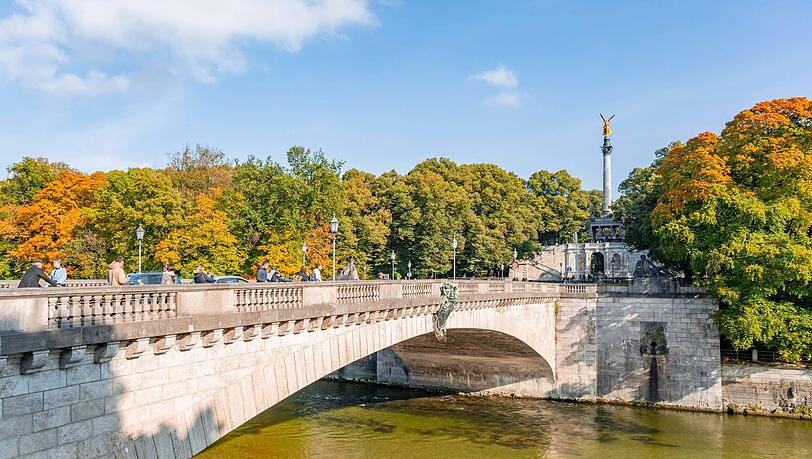 Ein 25-Jähriger sprang von der Luitpoldbrücke und wurde aus dem Wasser gezogen. (Symbolbild)