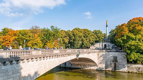 Ein 25-Jähriger sprang von der Luitpoldbrücke und wurde aus dem Wasser gezogen. (Symbolbild)