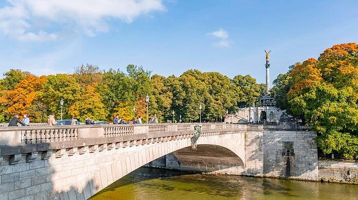 Ein 25-Jähriger sprang von der Luitpoldbrücke und wurde aus dem Wasser gezogen. (Symbolbild)