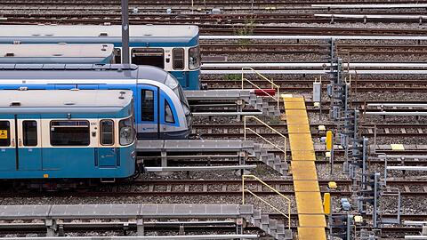 Von den Sparplänen sind auch die U-Bahnen betroffen: Das Bild zeigt Züge der Münchner Verkehrsgesellschaft (MVG) am U-Bahnhof Fröttmaning.