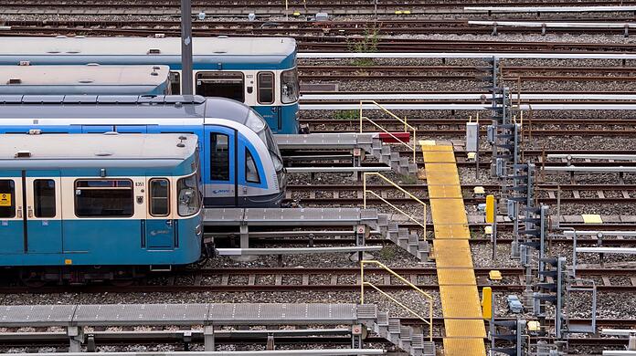 Von den Sparplänen sind auch die U-Bahnen betroffen: Das Bild zeigt Züge der Münchner Verkehrsgesellschaft (MVG) am U-Bahnhof Fröttmaning.