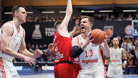 Kaum ein Durchkommen für Andi Obst, den besten Dreierschützen des FC Bayern Basketball.