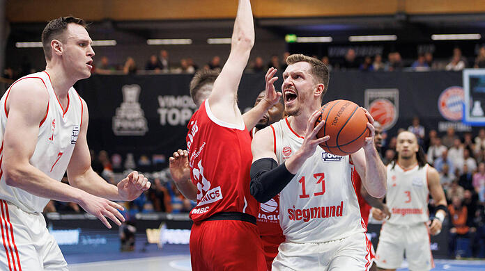 Kaum ein Durchkommen für Andi Obst, den besten Dreierschützen des FC Bayern Basketball.