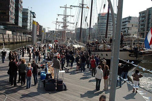 Nach 183 Tagen zurück: Begrüßungsfeier zur Ankunft der Regina Maris am Samstag am Sandtorkai im Hamburger Hafen.