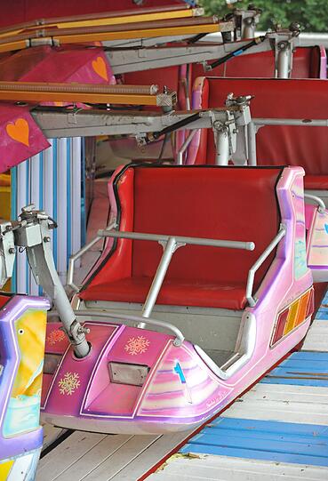 Das Karussel Disco Star auf dem Volksfest in Hemau: Drei Mädchen im Alter zwischen neun und elf Jahren sind am Dienstagabend schwer verletzt worden, als eine Haltestange bei voller Fahrt plötzlich brach und sich die Gondel löste, in der die Mädchen saßen. Die Bilder