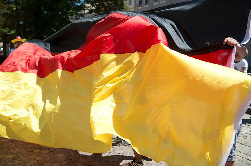 Für das letzte Vorrundenspiel der DFB-Elf erwarten die Verantwortlichen im EM-Spielort Lwiw 12.000 deutsche Fans. So ausgelassen feierten die deutschen Fans: Die Bilder!